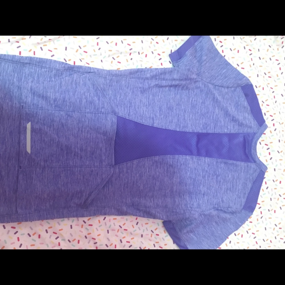 Like New Women’s Workout Top with Pockets - Picture 3 of 7